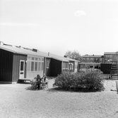 Barn leker utanför daghem i Baronbackarna, 1960-tal