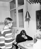 Familjen Enbrants barn vid köksbordet, 1960-tal