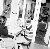 Familjen Enbrants barn vid köksbord mot vardagsrummet, 1960-tal