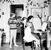 Musikunderhållning hos familjen Enbrant i Baronbackarna, 1960-tal
