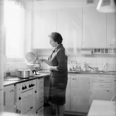 Fru Enbrant brygger kaffe i köket i Baronbackarna, 1960-tal