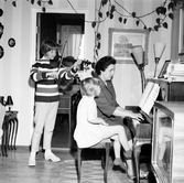 Musikunderhållning hos familjen Enbrant i Baronbackarna, 1960-tal