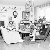 Familjen Enbrant samlad i vardagsrummet i Baronbackarna, 1960-tal