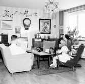 Familjen Enbrant samlad framför tv-apparaten i vardagsrummet i Baronbackarna, 1960-tal