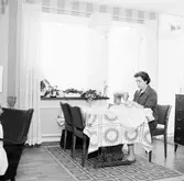 Fru Enbrant syr på symaskinen i vardagsrummet i Baronbackarna, 1960-tal