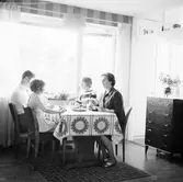 Familjen Enbrant vid matbordet i Baronbackarna, 1960-tal
