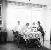Familjen Enbrant vid matbordet i Baronbackarna, 1960-tal