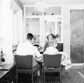 Familjen Enbrant vid matbordet i Baronbackarna, 1960-tal