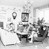 Familjen Enbrant i vardagsrummet i Baronbackarna, 1960-tal
