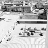 Flygfoto över parkering och hostadshus i Baronbackarna, 1960-tal