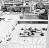 Flygfoto över parkering och hostadshus i Baronbackarna, 1960-tal