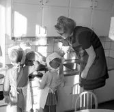 Barn och fröken bakar på daghem i Varberga, oktober 1967