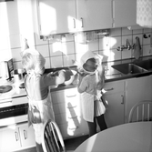 Bakande barn på daghem i Varberga, oktober 1967