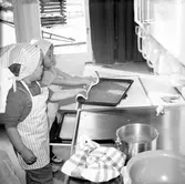 Bakande barn med ungsplåt på daghem i Varberga, oktober 1967