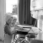 Bakande barn med kaka på plåt på daghem i Varberga, oktober 1967