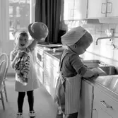 Barn diskar och torkar på daghem i Varberga, oktober 1967