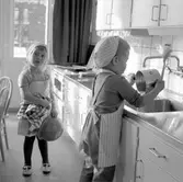 Barn diskar och torkar på daghem i Varberga, oktober 1967