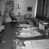 Sovande barn på vila på daghem i Varberga, oktober 1967