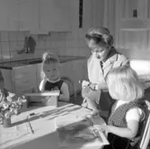 Lekande och läsande barn på daghem i Varberga, oktober 1967