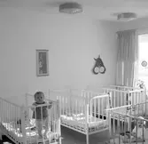 Barn i spjälsäng på daghem i Varberga, oktober 1967