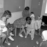 Påklädning av ytterkläder på daghem i Varberga, oktober 1967