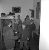 Påklädning på daghem i Varberga, oktober 1967
