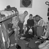 Ombyte efter utomhuslek på daghem i Varberga, oktober 1967