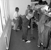 Avklädning efter utomhuslek på daghem i Varberga, oktober 1967