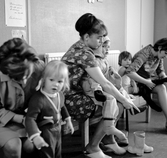 Dagisfröknarna klär på barnen på daghem i Varberga, oktober 1967