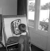 Pojke målar på daghem i Varberga, oktober 1967