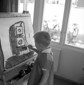 Pojke målar på daghem i Varberga, oktober 1967