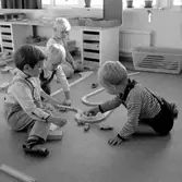 Barn leker med bilbana på daghem i Varberga, oktober 1967