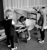 Tre flickor leker med docka och dokvagn på daghem i Varberga, oktober 1967
