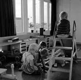 Barn leker med bilar och rutchbana på daghem i Varberga, oktober 1967