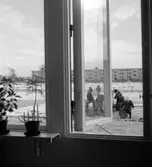 Barn leker i snön utanför daghem i Varberga, 1967 oktober