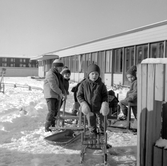 Barn med kälkar och pulkor i snön vid daghem i Varberga, oktober 1967