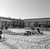Lek med snö vid daghem i Varberga, oktober 1967