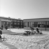 Lek med snö vid daghem i Varberga, oktober 1967