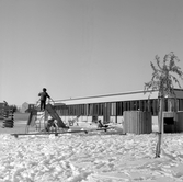 Barn vid lekplats vid daghem i Varberga, oktober 1967