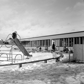 Lekande barn vid daghem i Varberga, oktober 1967