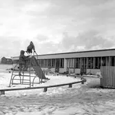 Två barn på rutschkanan och två barn i lekhuset vid daghem i Varberga, oktober 1967