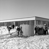 Lekande barn vid lekhus vid daghem i Varberga, oktober 1967