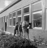 Nyfikna barn vid daghemmet Sidensvansen, oktober 1967