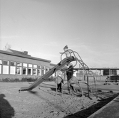 Lekande barn på lekplats vid daghemmet Sidensvansen, oktober1967