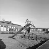 Lekande barn på lekplats vid daghemmet Sidensvansen, oktober1967