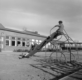 Barn i rutschkana vid daghemmet Sidensvansen, oktober1967