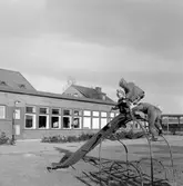Flera barn vid rutschkanan vid daghemmet Sidensvansen, oktober 1967