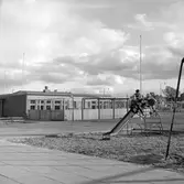 Barn klättrar på rutschkanan vid daghemmet Sidensvansen, oktober 1967