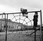 Lekande barn i spindelnätet vid daghemmet Sidensvansen, oktober 1967