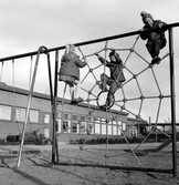 Klättrande barn vid daghemmet Sidensvansen, oktober 1967